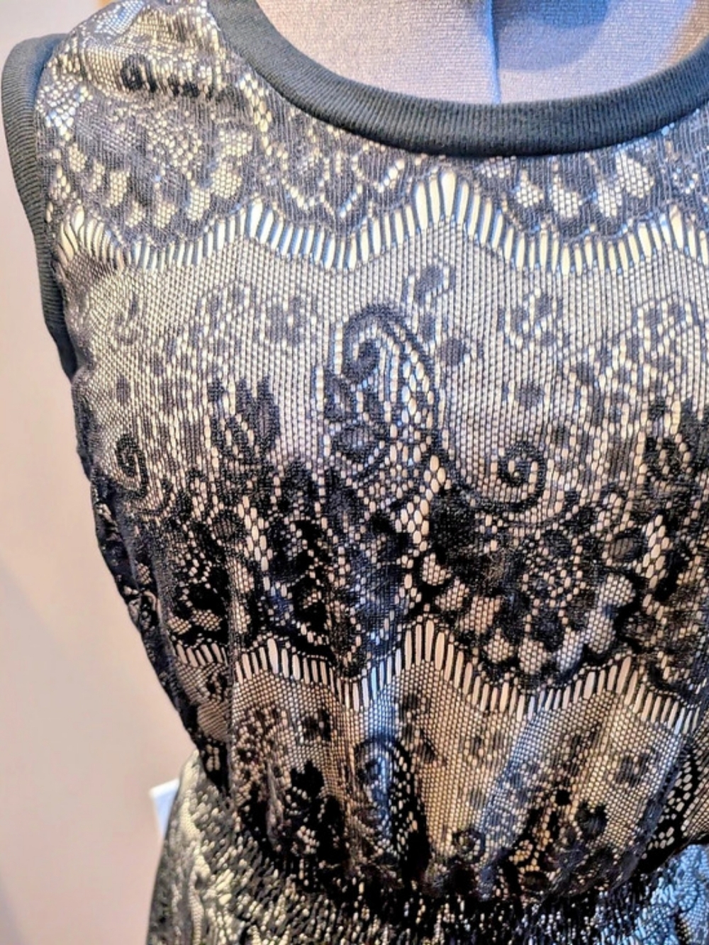Gibson Latimer Lace Floral Mini Dress Size Medium Like New - Picture 3 of 6